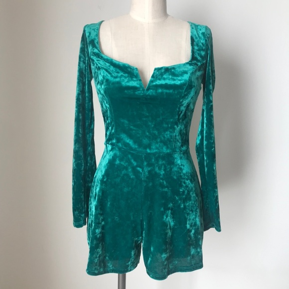 UO Sasha Crushed Velvet Romper - Picture 4 of 7